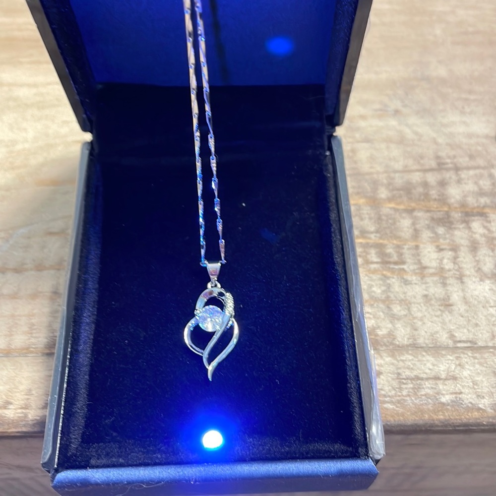 Silver 1 carat, crystal pendent necklace.